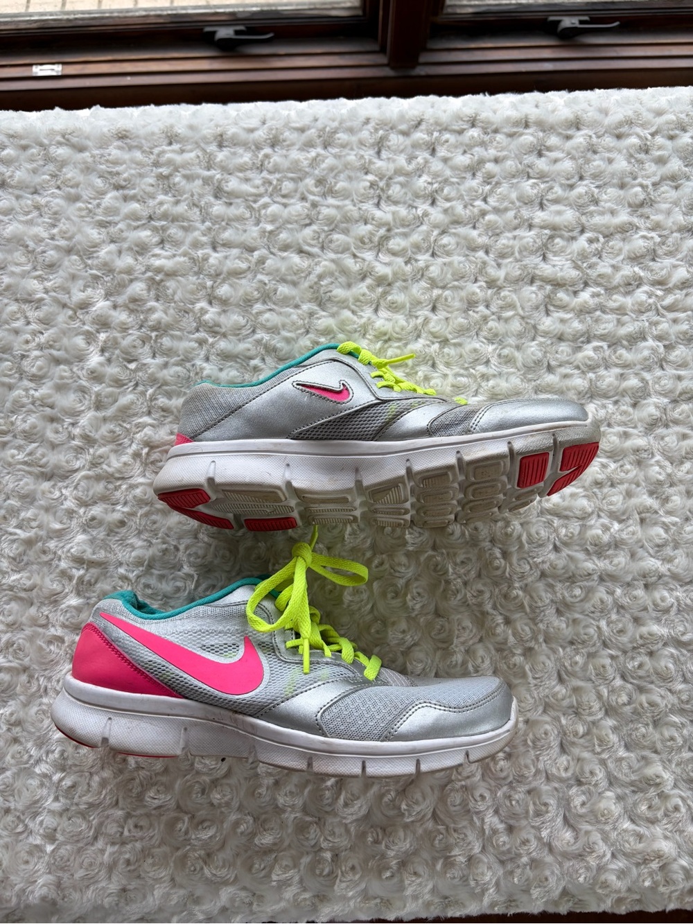 Nike Flex Experience Rn 3 Kids Silver Sneakers Pink Swoosh and Neon Yellow Laces